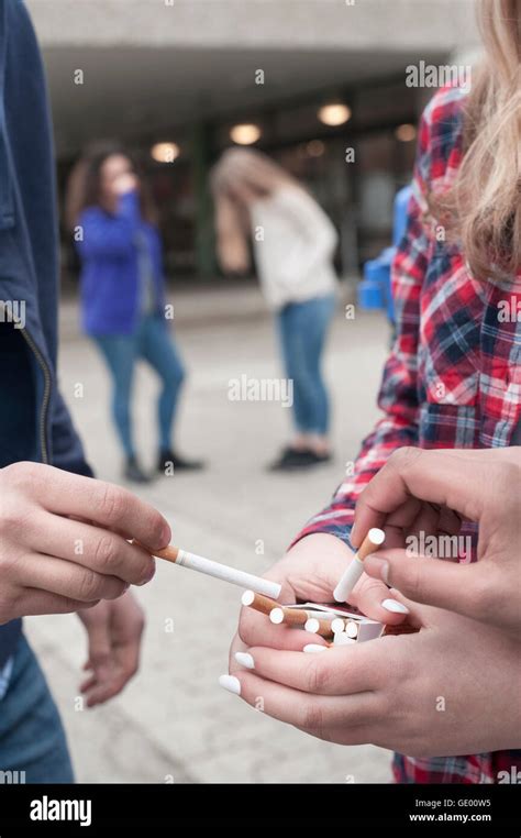 Jugendliche Rauchen Zigaretten Fotos Und Bildmaterial In Hoher Auflösung Alamy