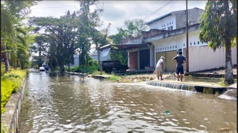 Tidak Hujan Tapi Air Meluap Penuhi Jalan Di Kota Polman Sampah