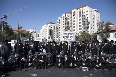 Ultra Orthodox Jews Clash With Israeli Police In Protest Daily Mail