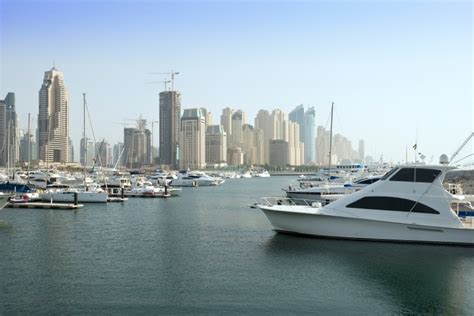 In 1973, coins were introduced in denominations of 1, 5, 10, 25, 50 fils, and 1 dirham. Pin op United Arab Emirates