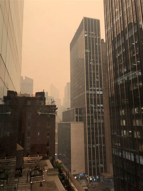Holy Smokes Nyc Sky Turns Apocalyptic With Canadian Fire Smoke