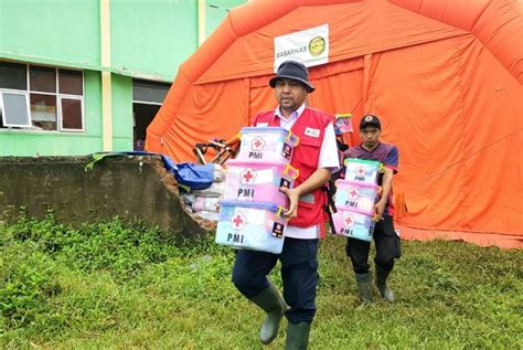 Pmi Kirim Bantuan Untuk Korban Banjir Bandang Di Bogor Republika Online