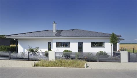Der bungalow mit integrierter garage ist als energieeffizientes fertighaus geplant. Fertighaus Bungalow mit Garage und Walmdach ...