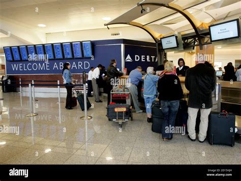 Delta Air Lines Ticket Counter Hi Res Stock Photography And Images Alamy