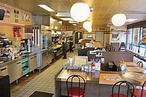 The Inside Of A Busy Waffle House Rpicturesyoucansniff