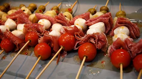 I love this idea as you are then freed up to enjoy your company so that is why i am bringing you 18 easy cold party appetizers. Antipasto Skewers | Recipe | Appetizers easy, Quick and ...