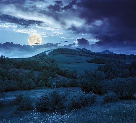 Картинки Природа Небо луны холмов Трава в ночи Кусты облако