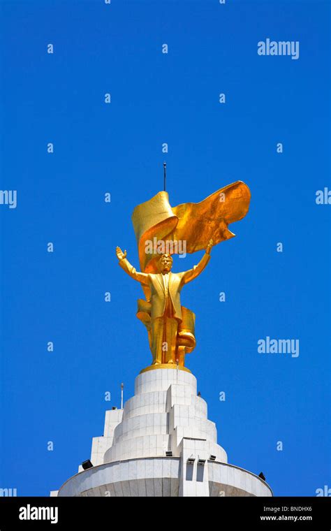 El Golden Niyazov Estatua Encima Del Arco De La Neutralidad La Plaza