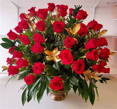 Luxury 100 Red Roses Bouquet With Gold Leaves Love Flowers Miami