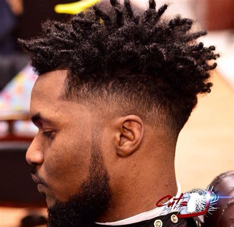 Afro fade haircut looks fabulous on black men with a bushy beard. Coiffure Afro Homme Twist