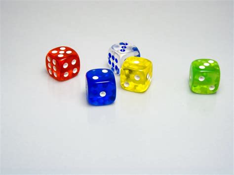 무료 이미지 경기 휴양 녹색 빨간 푸른 장난감 보드 게임 세례반 도박 계략 주사위 게임 실내 게임 및