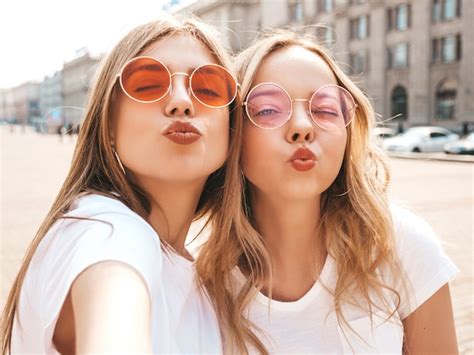 Deux Jeunes Femmes Blondes Hipster Souriantes En T Shirt Blanc Dété Filles Prenant Des Photos