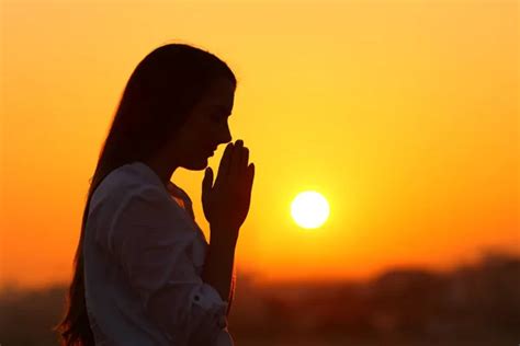 ᐈ Mujer Orando Imágenes De Stock Fotos Silueta De Una Mujer Orando