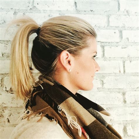 Among them, blonde hair on top and brown on bottom hairstyles are getting the highest scores. High ponytail (Ombré look - dark underneath blonde on top ...