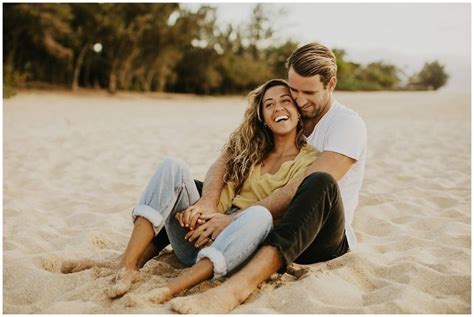 Pin By Tejas Mane On Ig Poses Couples Beach Photography Beach Engagement Photos Couple Beach