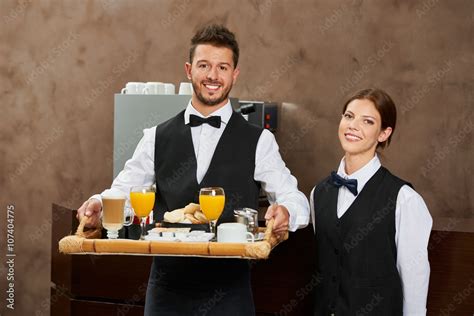 Kellner Und Kellnerin Servieren Frühstück Stock Photo Adobe Stock