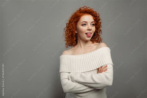 Fotografia Do Stock Young Cute Redhead Curly Haired Girl Shows Her