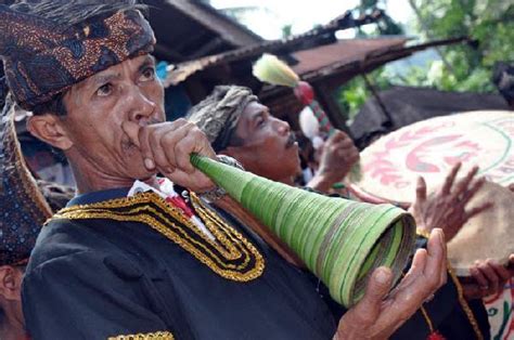 Alat musik tradisional jawa barat selanjutnya adalah jenglong yang terbuat dari kayu dan juga logam besi atau kuningan yang disusun dan diikatkan mennggunakan tali. 15 Alat Musik Tradisional Sumatra Utara - Tambah Pinter
