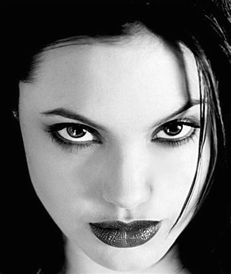 Fotos inéditas de Angelina Jolie nua aos anos serão vendidas em Londres Quem QUEM News