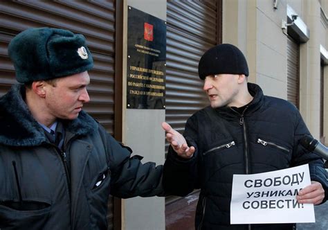 Russian Dissenters Must Go Solo Moscow Journal The New York Times