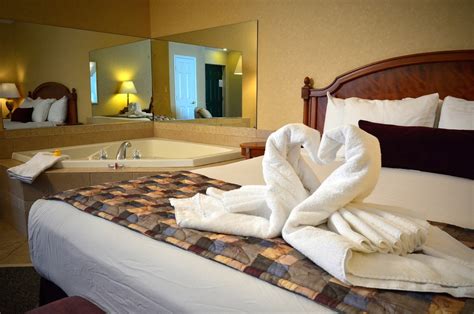 Best hot tub suite hotels in toronto. Bungalows with Jetted Spa Tub - The Honeymoon Suite ...