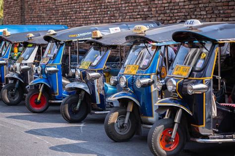 El Mototaxi Tuk Tuk Es Una Forma Común De Transporte Urbano En Chiang