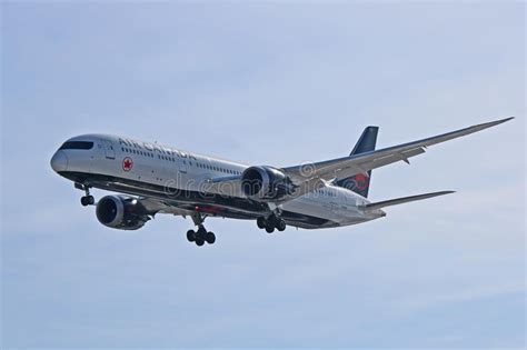 Air Canada Boeing 787 9 Dreamliner About To Arrive In Toronto Editorial