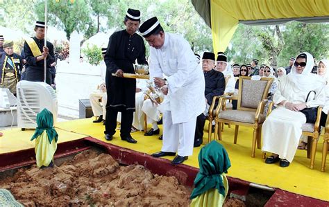 Tuanku Abdul Halim Muadzam Shah Berkenan Memberi Penghormatan Terakhir Upacara Pemakaman