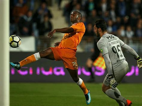 No dragão, mehdi taremi (14'), marko grujic (28'), toni martínez (50') e. Belenenses-FC Porto, 2-0 (destaques) | TVI24