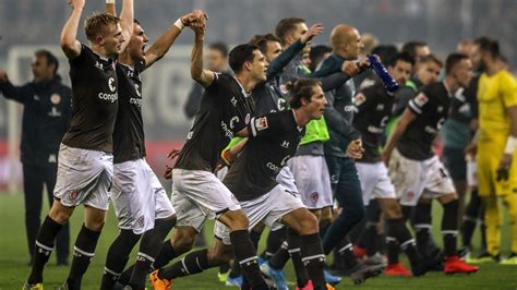 Pauli macht seine fans happy mit der verteidigten stadtmeisterschaft. FC St. Pauli gewinnt Derby - Erste Saisonniederlage für ...