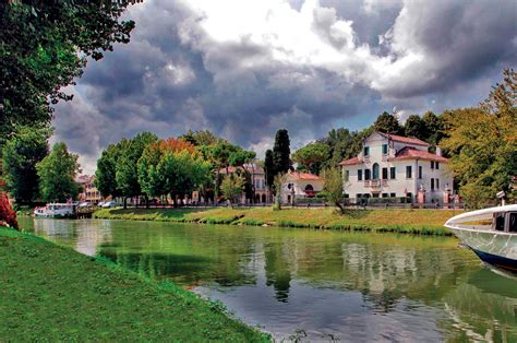 Le Ville Della Riviera Del Brenta City Red Bus