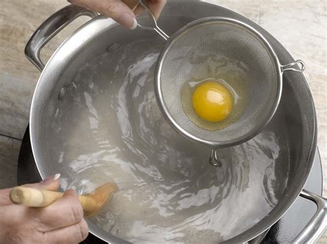 How To Poach An Egg A Well Seasoned Kitchen