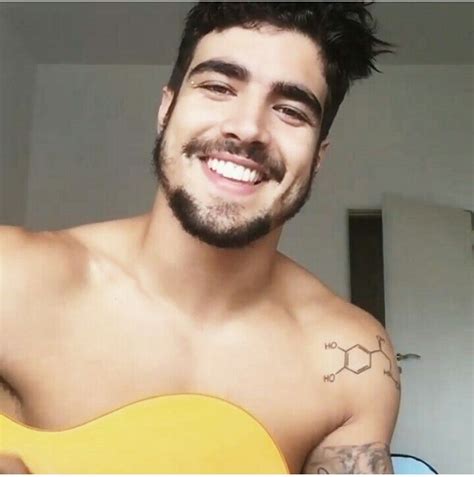 Castro aparece em um barco com um dourado recém pescado nas mãos. caio castro (com imagens) | Caio castro tatuagem, Fotos de caio castro, Beleza do rosto
