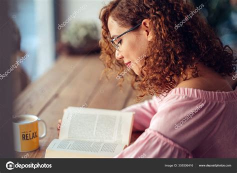 Principal » anime » página 20 » chica leyendo un libro. Joven mujer pelirroja con gafas está sentado y leyendo un libro — Fotos de Stock © sonerbakir ...