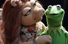 kermit denise muppet piggy miss girlfriend frog muppets show drugs adult dailymail dating year he first starts ending toughpigs split