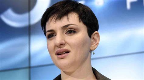 Arisa singer, actress, writer, tv personality: Arisa ha una rara malattia: di cosa soffre la cantante