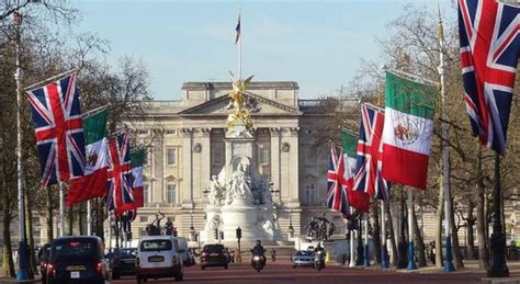 Man Admits Trespassing At Buckingham Palace With Knife