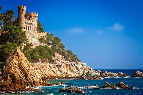 Additionally, many travelers visit the town to explore its historic relics, churches and castles. smal_lloret-de-mar-castle-P2VNCGE - Aby Reisen