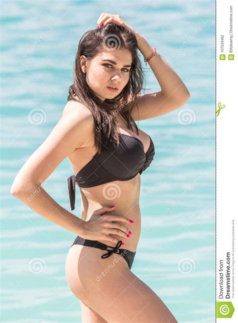 Sexy Frau Im Bikini Auf Seehintergrund Stockfoto Bild Von Unterseite