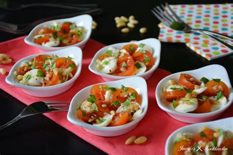 Hapje met mozzarella en tomaat