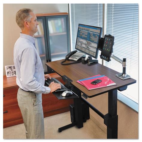 Fully raised, it stands at 51.3″ high, which is just about perfect for my 5′ 10″ frame. ergotron workfit d, sit stand desk Luxus home office Möbel ...