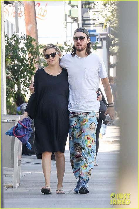 Kate Hudson Shows Off Her Baby Bump During Lunch Date With Danny Fujikawa Photo Kate