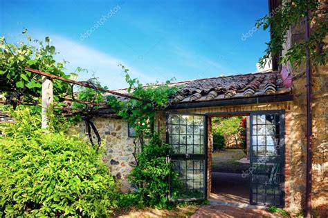 Traditional Italian Villa Tuscany Stock Photo By ©zakharovevgeny 101480542