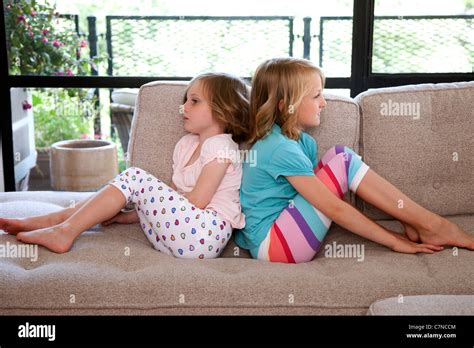 Zwei Schulmädchen auf der Couch Telegraph
