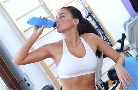 Oltre a curare l'alimentazione, è anche importante eseguire allenamenti regolari che richiedono l'impegno di molta massa muscolare, in quanto ciò stimola l'ipertrofia dei muscoli. Alimentazione per la palestra e carboidrati - Aumentare ...