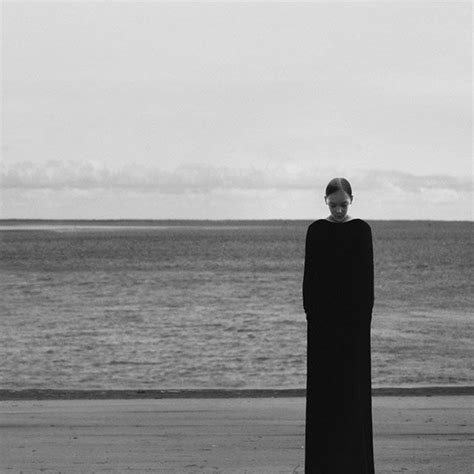 the minimalist bandw self portraits of noell oszvald fotografia surreale fotografia