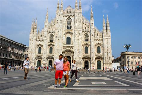 Milan is an absolute behemoth of a city and has the most populated metropolitan area in italy with 1.3 million people, and 3.2 million in the wider area surrounding central milan. Milán, la ciudad de la moda - Tenerifeando por el Mundo