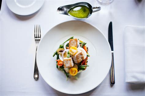 Gambar Meja Restoran Hidangan Salad Menghasilkan Sayur Mayur Piring Makanan Laut Sehat