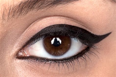 How to do eyeliner with round eyes. Choose an eyeliner style according to your eye shape- TJD