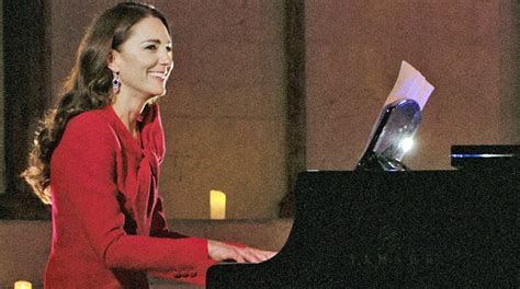 Kate Surprises Concert Audience With Piano Performance Loop Png